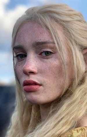 Niamh McCormack в роли Лары Доррен